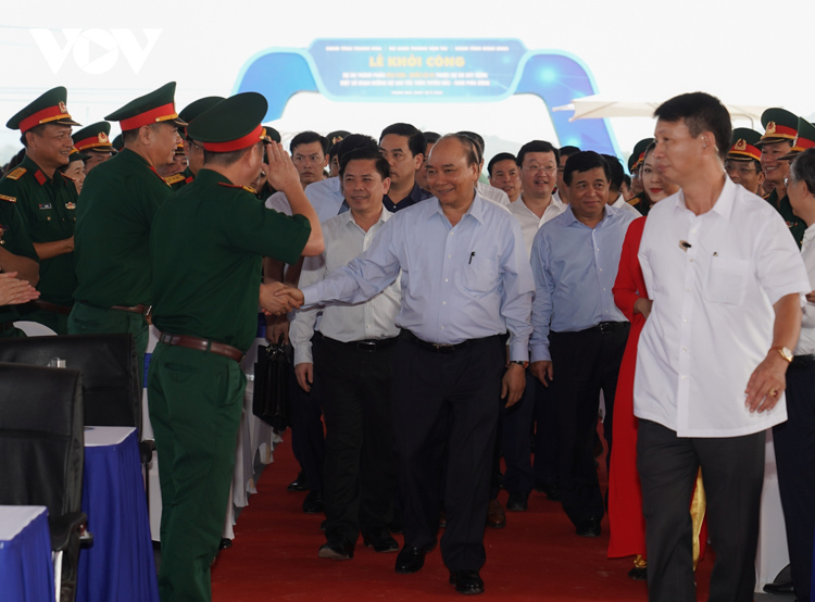 Thủ tướng Chính phủ Nguyễn Xuân Phúc dự lễ khởi công dự án Mai Sơn - Quốc lộ 45 tại xã Hà Long, huyện Hà Trung, tỉnh Thanh Hóa.
