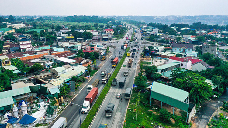 Một đoạn Mỹ Phước - Tân Vạn (đường vành đai 3) giao với quốc lộ 1 tại nút giao Tân Vạn, Bình Dương - Ảnh: Tuổi trẻ