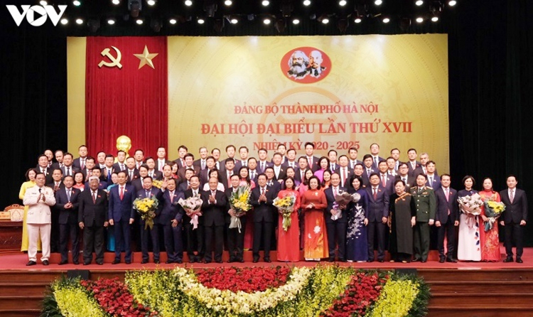 Các vị lãnh đạo Đảng, Nhà nước, nguyên lãnh đạo Đảng Nhà nước chúc mừng Ban Chấp hành Đảng bộ TP Hà Nội khóa XVII.