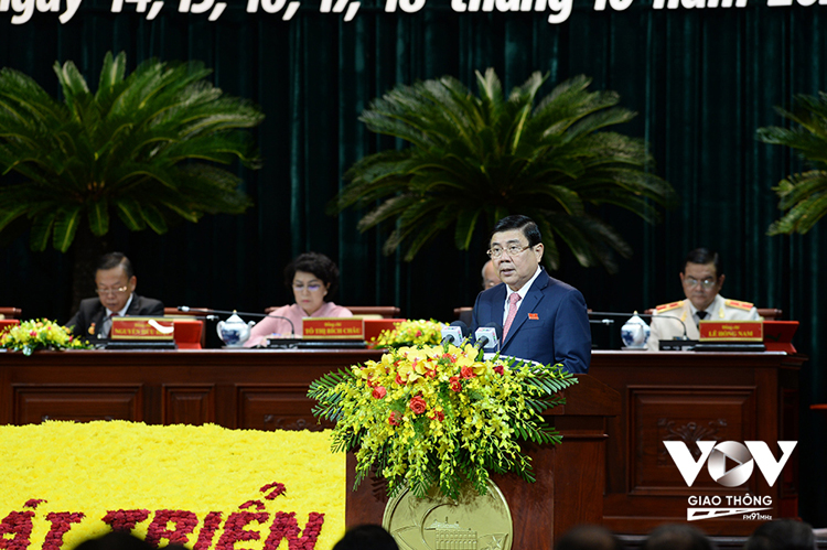 Ông Nguyễn Thành Phong - Phó bí thư Thành ủy, Chủ tịch UBND TPHCM trình bày báo cáo chính trị trước Đại hội. (Ảnh: Trung tâm báo chí Đại hội Đảng bộ TPHCM lần thứ XI)