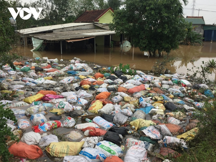 Nước lũ đã rút nhiều nhưng người dân Hà Tĩnh đang phải đối diện với cảnh thiếu nước sạch và ô nhiễm, dịch bệnh.