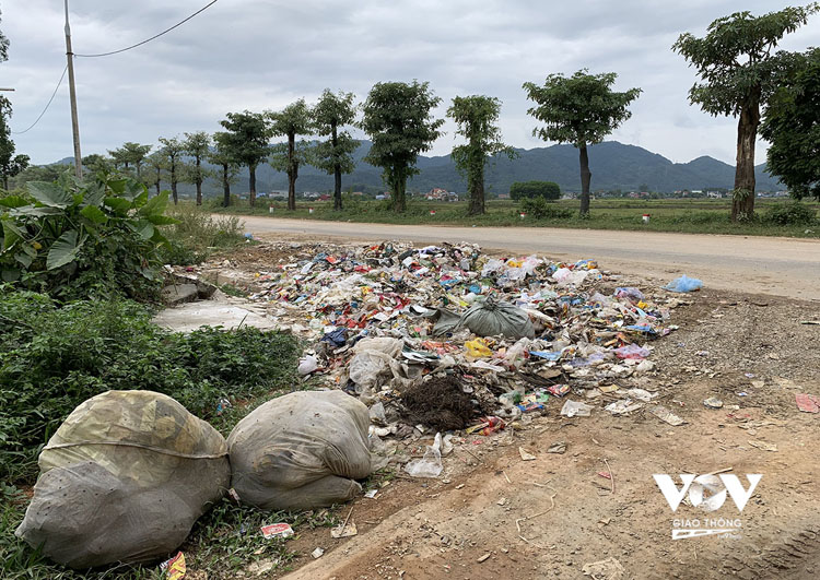 Nếu như coi câu chuyện rác thải của Hà Nội chỉ là khủng hoảng bãi rác Nam Sơn, là chuyện của những người dân sống quanh bãi rác phản ứng với giá đền bù thì câu chuyện sẽ mãi không thể chấm dứt (Ảnh: Quang Hùng/Kênh VOVGT).