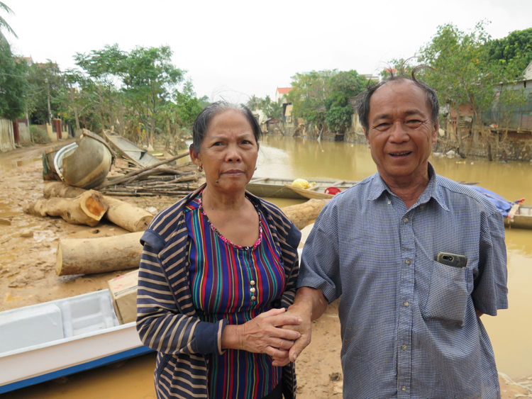 Bà Nguyễn Thị Quý, thôn Tân Hiền, xã Hiền Ninh tìm gặp cảm ơn ân nhân cứu mạng 6 người trong gia đình mình.