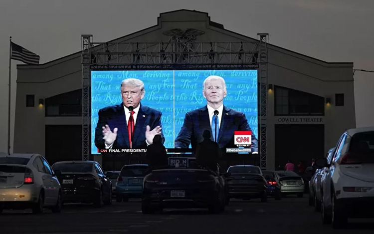 Hình ảnh trên màn hình lớn của hai ứng viên Tổng thống Mỹ 2020. Ảnh: AP.