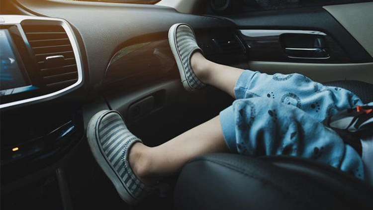 Trẻ em ngồi ghế trước ô tô có nguy cơ mất an toàn hơn so với khu vực ghế sau.
