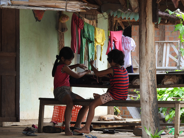 Trẻ em làng Kon Kơ Tu rất cần lớp học của A Kâm.