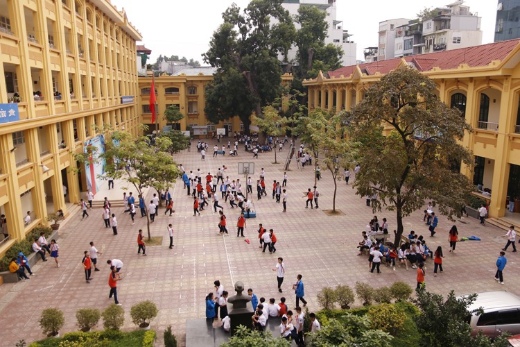 Trường THCS Nguyễn Công Trứ có khuôn viên bề thế, khang trang với diện tích gần 6.300m2.