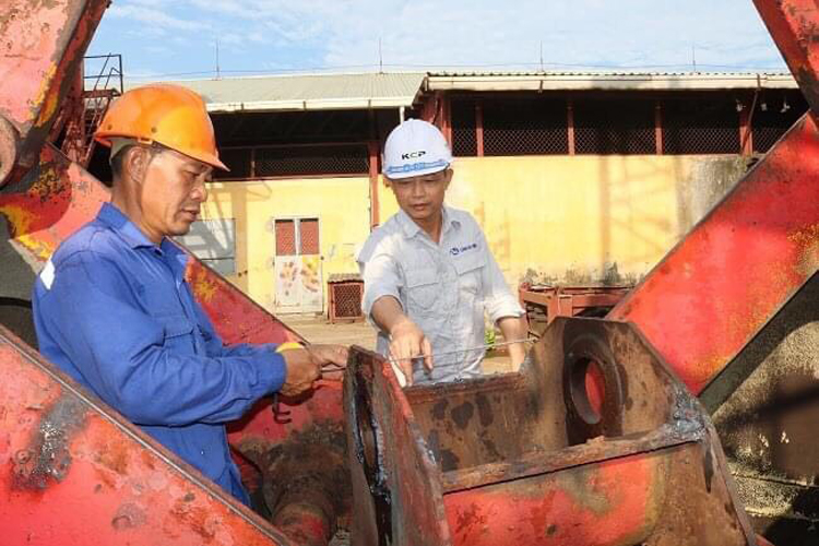 Trong công việc, anh Nguyễn Xuân Khang (đội mũ trắng) luôn biến khó khăn thành động lực.
