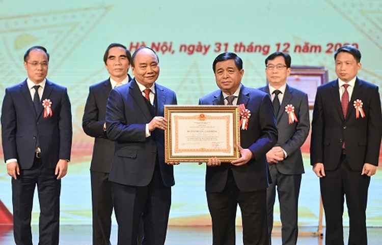 Thủ tướng trao Huân chương Lao động hạng Nhất tặng Bộ trưởng Nguyễn Chí Dũng. ẢNH: QUANG HIẾU.