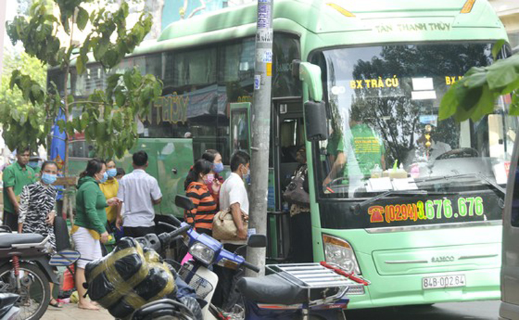 Xe đón khách trên đường Trần Phú, quận 5. Ảnh: Sài Gòn giải phóng.
