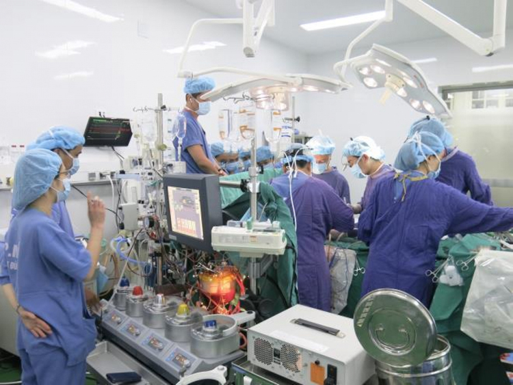 Bệnh nhân T. được chăm sóc tích cực tại Trung tâm Tim mạch và lồng ngực, Bệnh viện Hữu nghị Việt Đức sau khi được ghép tim.