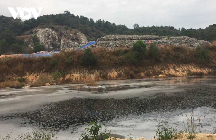 Hồ chứa nước rỉ rác thải đặt cạnh núi rác của Công ty TNHH Cù Lao Xanh.