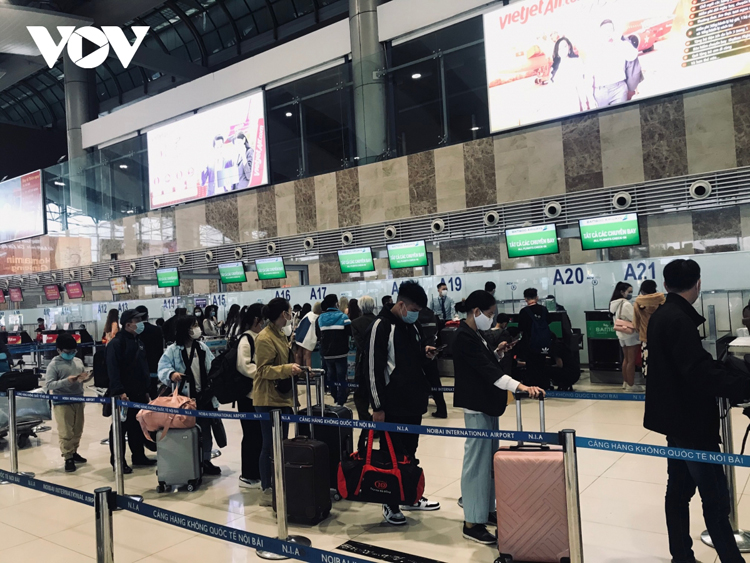 Cục Hàng không Việt Nam yêu cầu các hãng hàng không khẩn trương triển khai cụ thể về quy trình, thủ tục đổi vé, hoàn vé cho khách không thể thực hiện được chuyến bay do ảnh hưởng của dịch Covid-19.