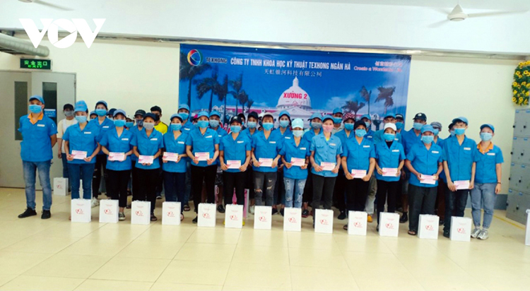 Công ty TNHH Khoa học Kỹ thuật Texhong Ngân Hà (KCN Cảng biển Hải Hà) tặng quà Tết cho công nhân lao động.