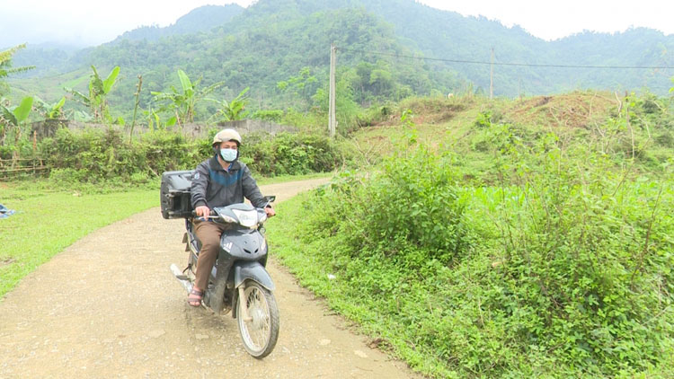 Dùng xe gắn máy chở loa di động tuyên truyền ngày bầu cử đến tận các thôn, bản vùng xa.