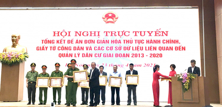 Phó Thủ tướng Trương Hòa Bình trao bằng khen của Thủ tướng Chính phủ cho các tập thể, cá nhân có thành tích xuất sắc trong thực hiện đề án 896.