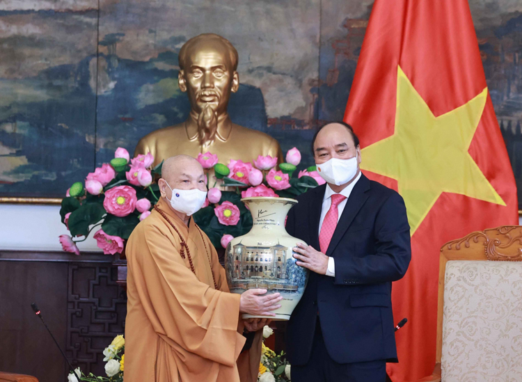 Chủ tịch nước tặng quà lưu niệm cho Hội đồng Trị sự Trung ương Giáo hội Phật giáo Việt Nam.