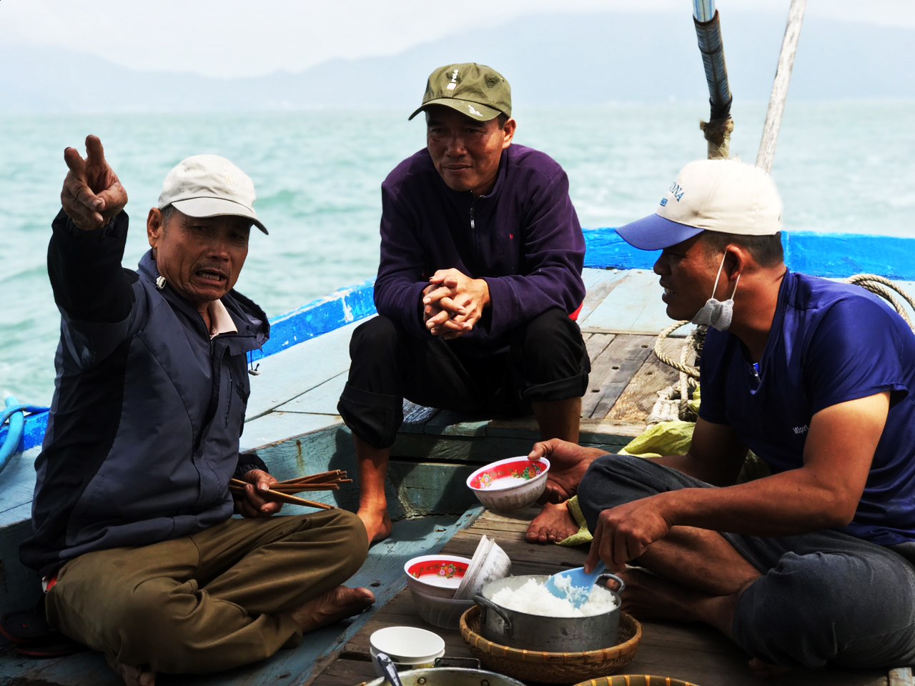 Bữa cơm giữa biển của ông Hiến đãi 2 công nhân làm việc tại đảo Trường Sa về nhà có người mất, gặp sóng bão bị kẹt tại đảo Cù Lao Chàm.