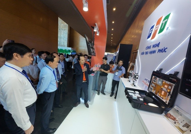 Lãnh đạo tỉnh Bình Định tham quan gian hàng của FPT tại triển lãm