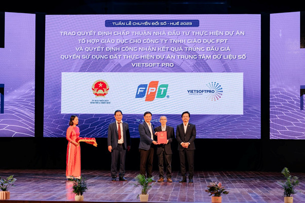 TS. Nguyễn Khắc Thành, Hiệu trưởng Trường Đại học FPT (thứ hai từ trái qua) nhận giấy chứng nhận đầu tư xây dựng dự án tổ hợp giáo dục quy mô gần 20 ngàn người học.