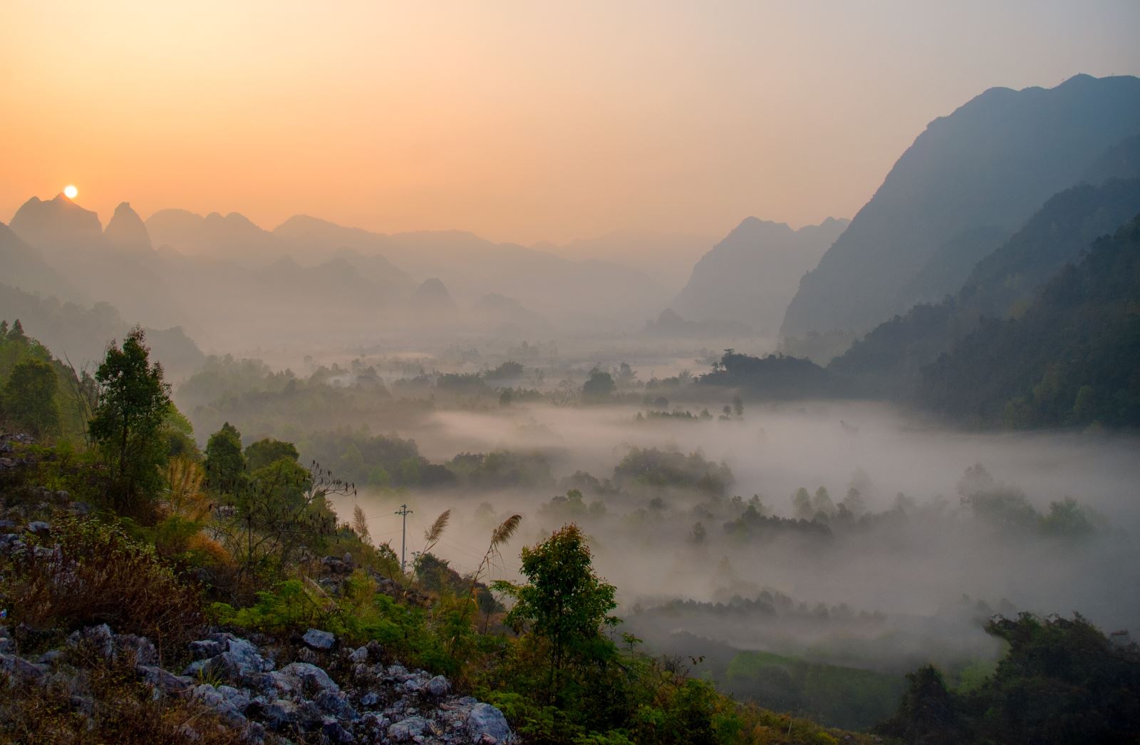 Thung lũng Xuân Trường ngập trong sương sớm.