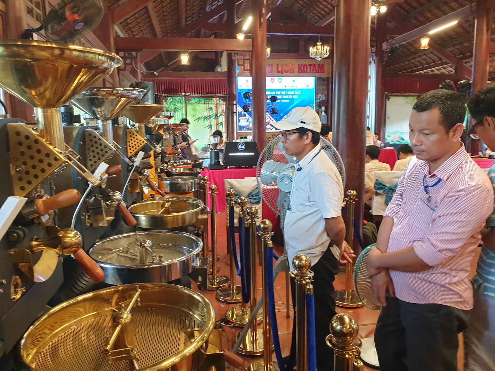 Sự phát triển của nông nghiệp cà phê đã kéo theo sự phát triển của công nghiệp phụ trợ. Doanh nghiệp Việt đã sản xuất được nhiều máy rang cà phê rất hiện đại.