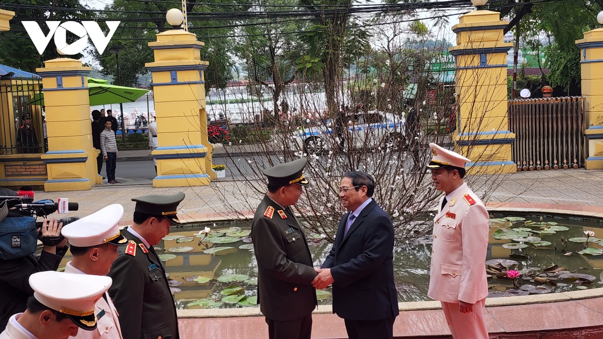 Thủ tướng thăm, kiểm tra công tác ứng trực sẵn sàng chiến đấu và động viên chúc Tết cán bộ chiến sĩ Bộ Tư lệnh Cảnh vệ.