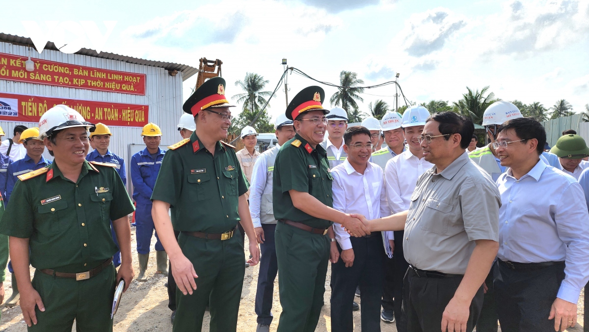Thủ tướng Phạm Minh Chính thăm hỏi, động viên cán bộ, người lao động thi công trên công trường.