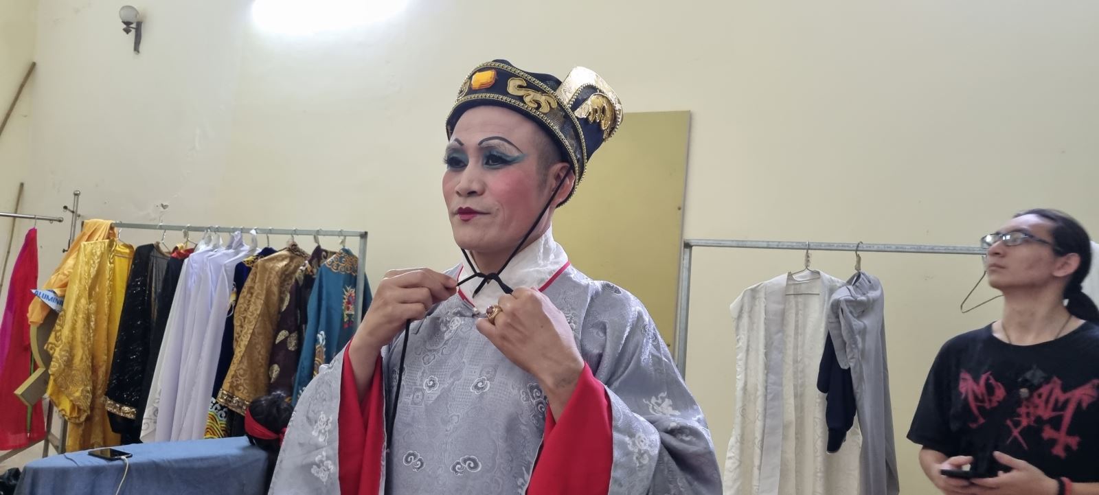 Nghệ sĩ Nguyễn Thuân, Nhà hát Cải lương Việt Nam, hoàn thiện khâu hóa trang cuối cùng cho vai diễn thái giám.