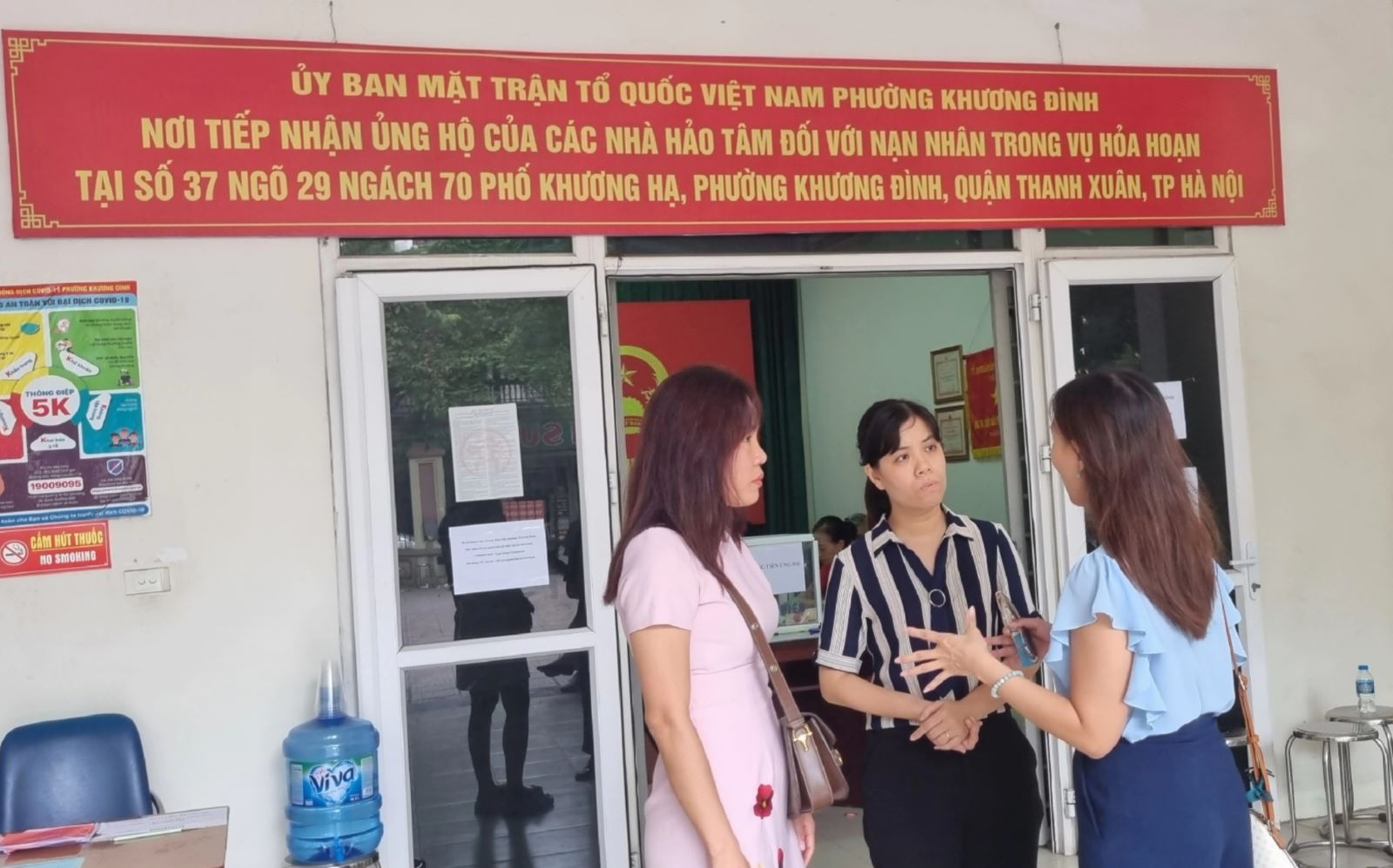 Chị Trần Phương Linh, Chủ tịch Ủy ban MTTQ phường Khương Đình, quận Thanh Xuân, Thành phố Hà Nội trò chuyện với những nhà hảo tâm đến ủng hộ cho các nạn nhân vụ cháy ccmn Khương Hạ.