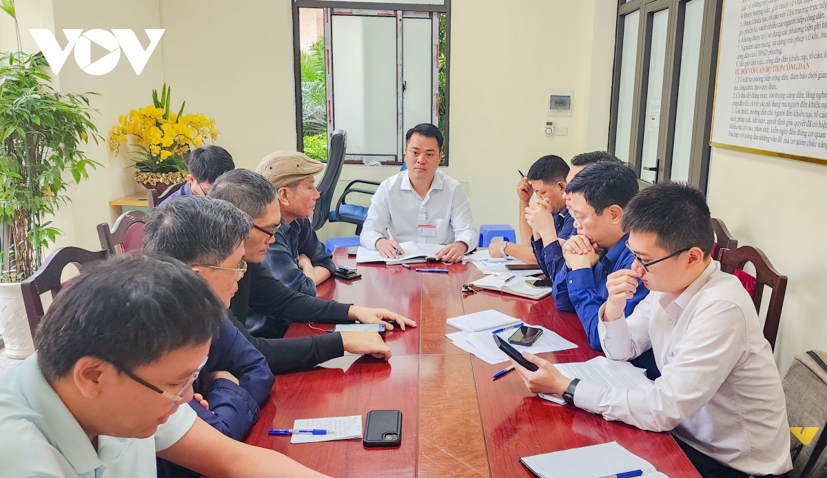 Ông Nguyễn Duy Lâm - Phó Chủ tịch UBND phường Khương Mai (quận Thanh Xuân, Hà Nội) chủ trì cuộc họp.