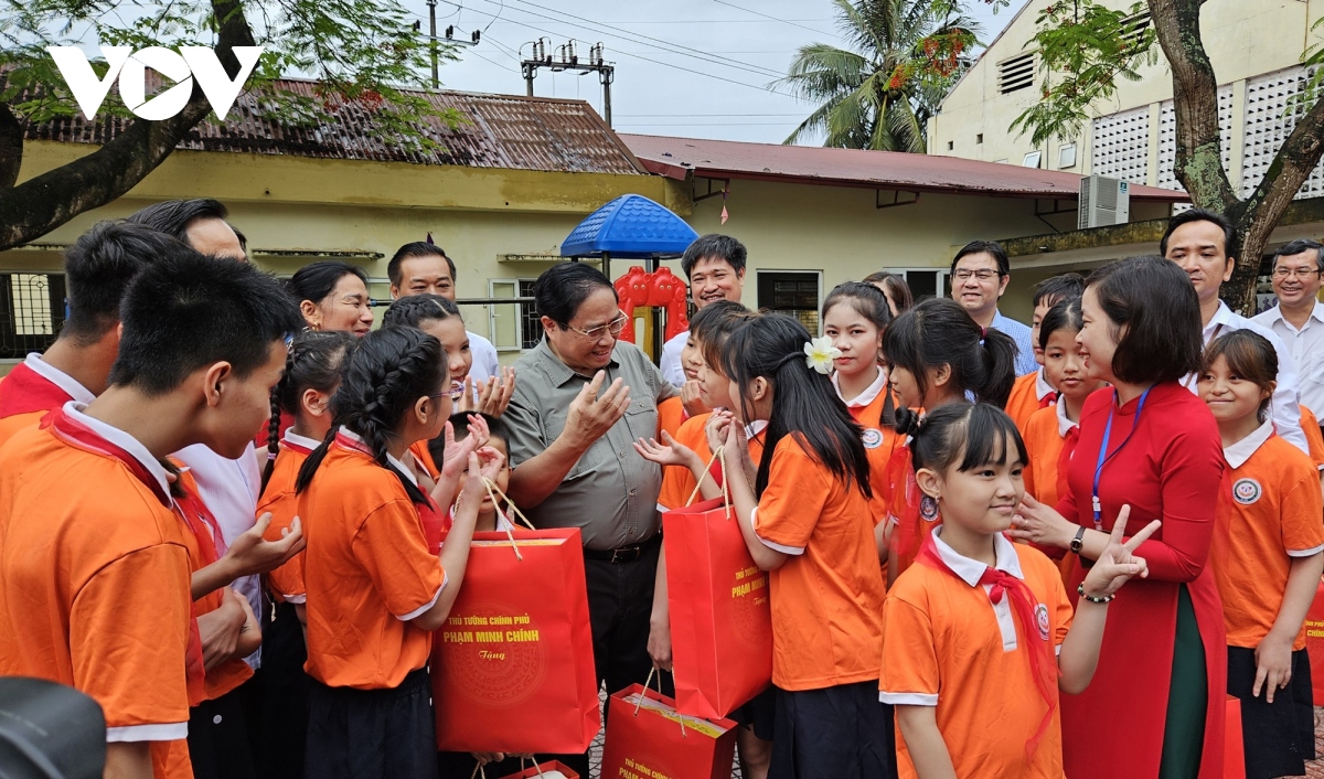 Thủ tướng đánh giá cao, biểu dương sự chung tay, góp sức của các cấp, các ngành, các địa phương, các tổ chức, cá nhân, doanh nghiệp trong công tác bảo vệ, chăm sóc trẻ em nói chung.