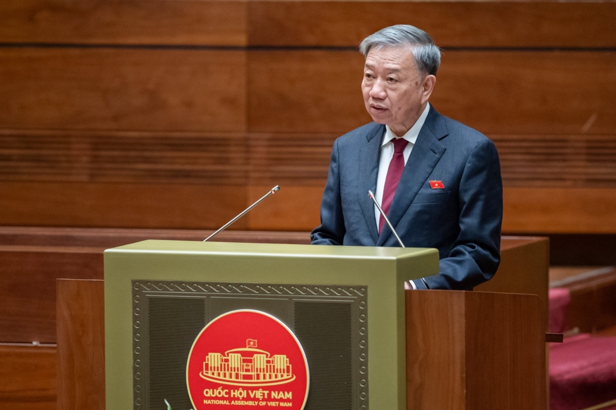Bộ trưởng Bộ Công an Tô Lâm trình bày tờ trình trước Quốc hội.