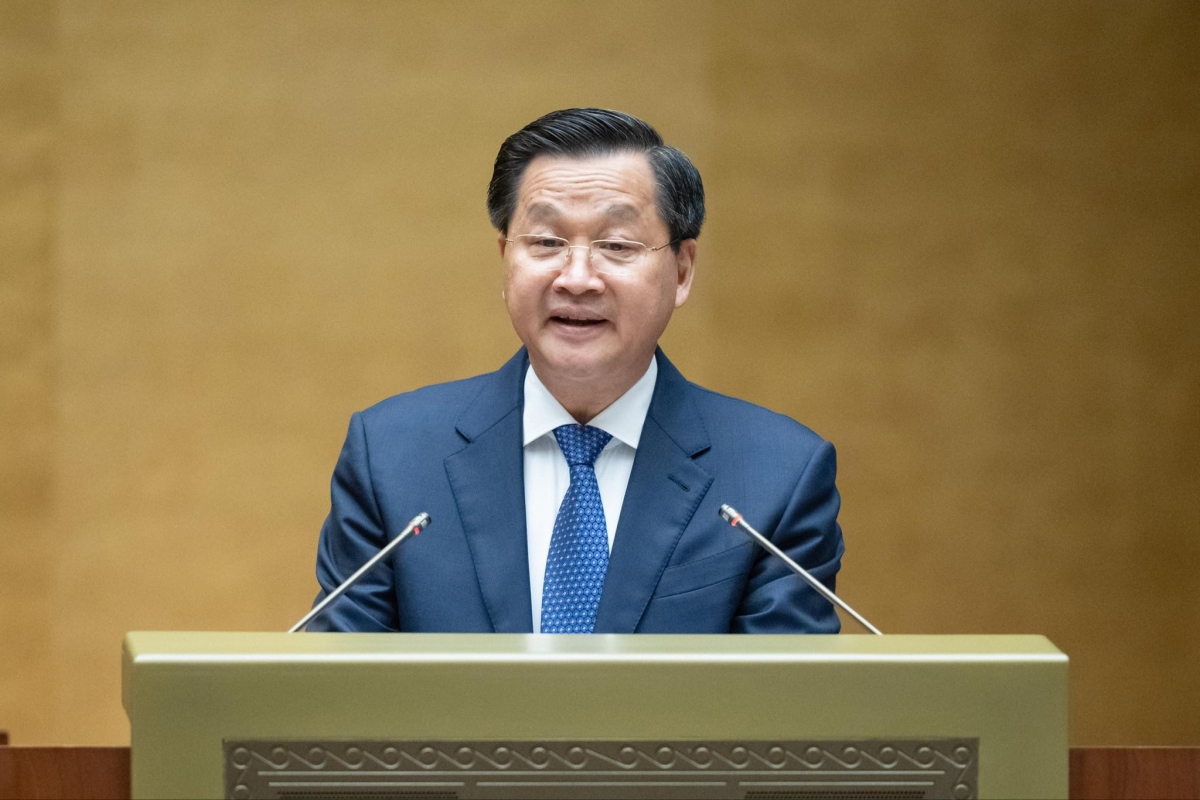 Phó Thủ tướng Lê Minh Khái trình bày báo cáo của Chính phủ trước Quốc hội.