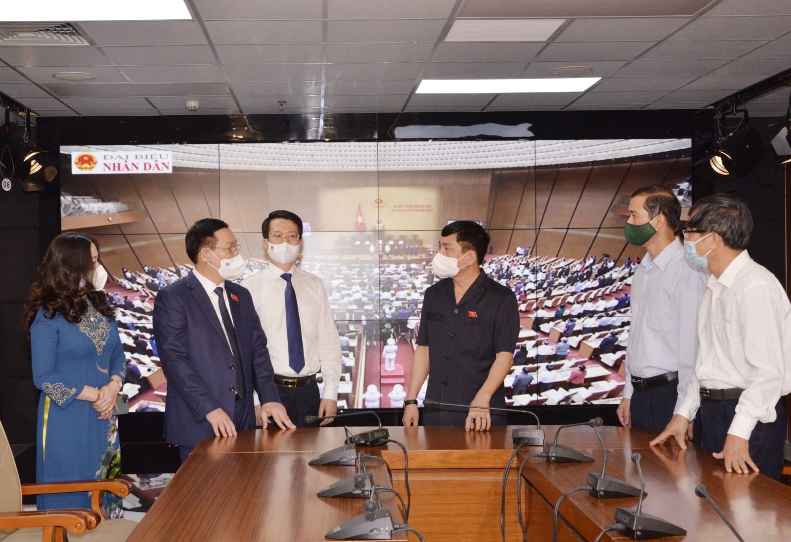 Chủ tịch Quốc hội Vương Đình Huệ thăm Báo Đại biểu Nhân dân.