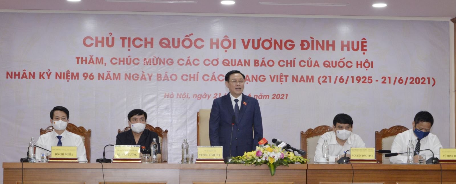 Chủ tịch Quốc hội Vương Đình Huệ thăm các cơ quan báo chí.