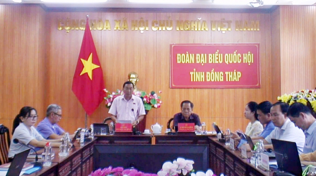 Đại biểu Phạm Văn Hòa nêu vấn đề chất vấn tại điểm cầu Đồng Tháp.