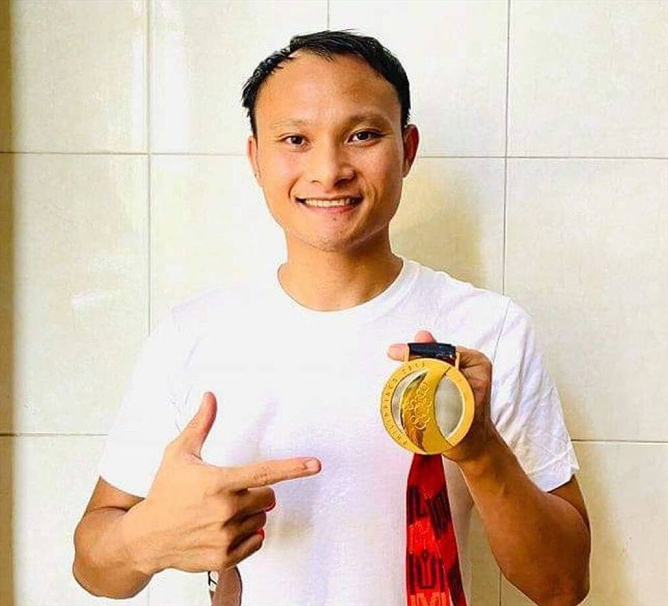 Cầu thủ bóng đá Trọng Hoàng tặng “Hiệu tạp hoá tình yêu” tấm Huy chương vàng SEA Games năm 2019
