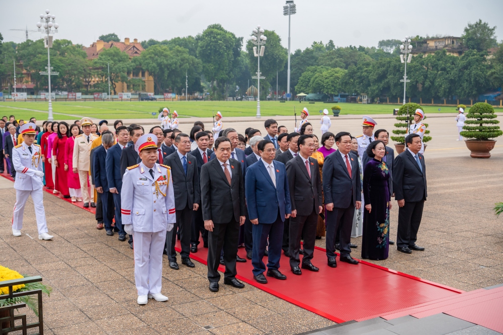 Các vị lãnh đạo Đảng, Nhà nước, Mặt trận Tổ quốc Việt Nam, các vị đại biểu Quốc hội đã đặt vòng hoa và vào Lăng viếng Chủ tịch Hồ Chí Minh. 