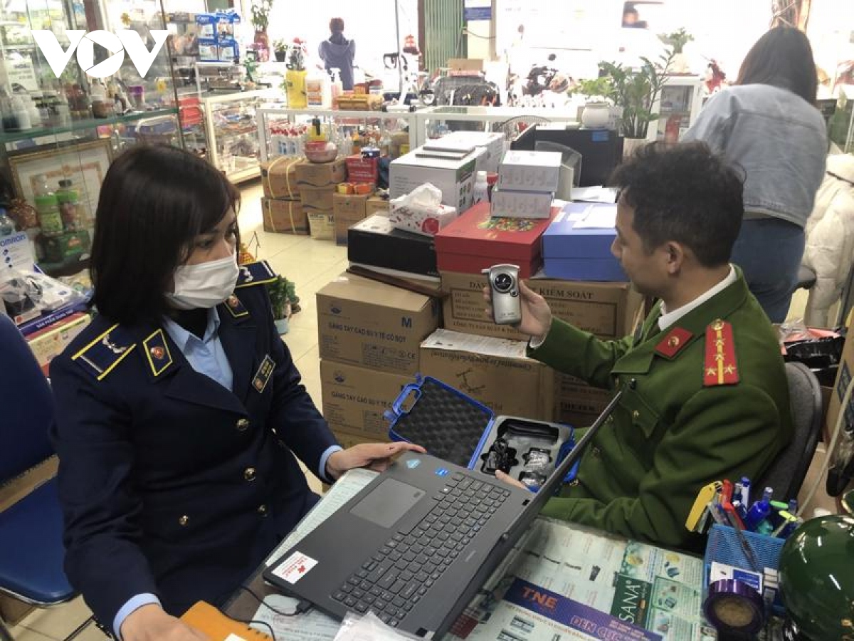 Lực lượng chức năng đang kiểm tra thiết bị đo nồng độ cồn tại cửa hàng kinh doanh thiết bị y tế trên phố Phương Mai, Hà Nội.
