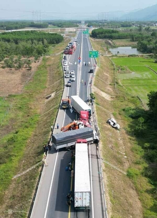 Đường hẹp, phương tiện vượt nhau trên cao tốc Cam Lộ - La Sơn dễ gây tai nạn.