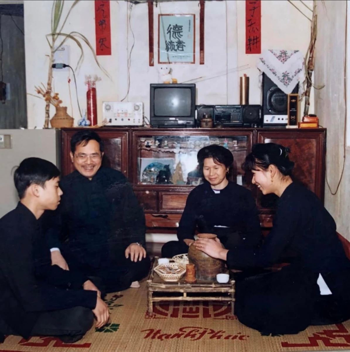 Nhà thơ Y Phương cùng vợ và hai con.