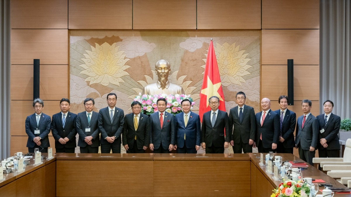 Chủ tịch Quốc hội Vường Đình Huệ chụp ảnh cùng đồng Chủ tịch Ủy ban kinh tế Nhật - Việt và các thành viên trong đoàn.