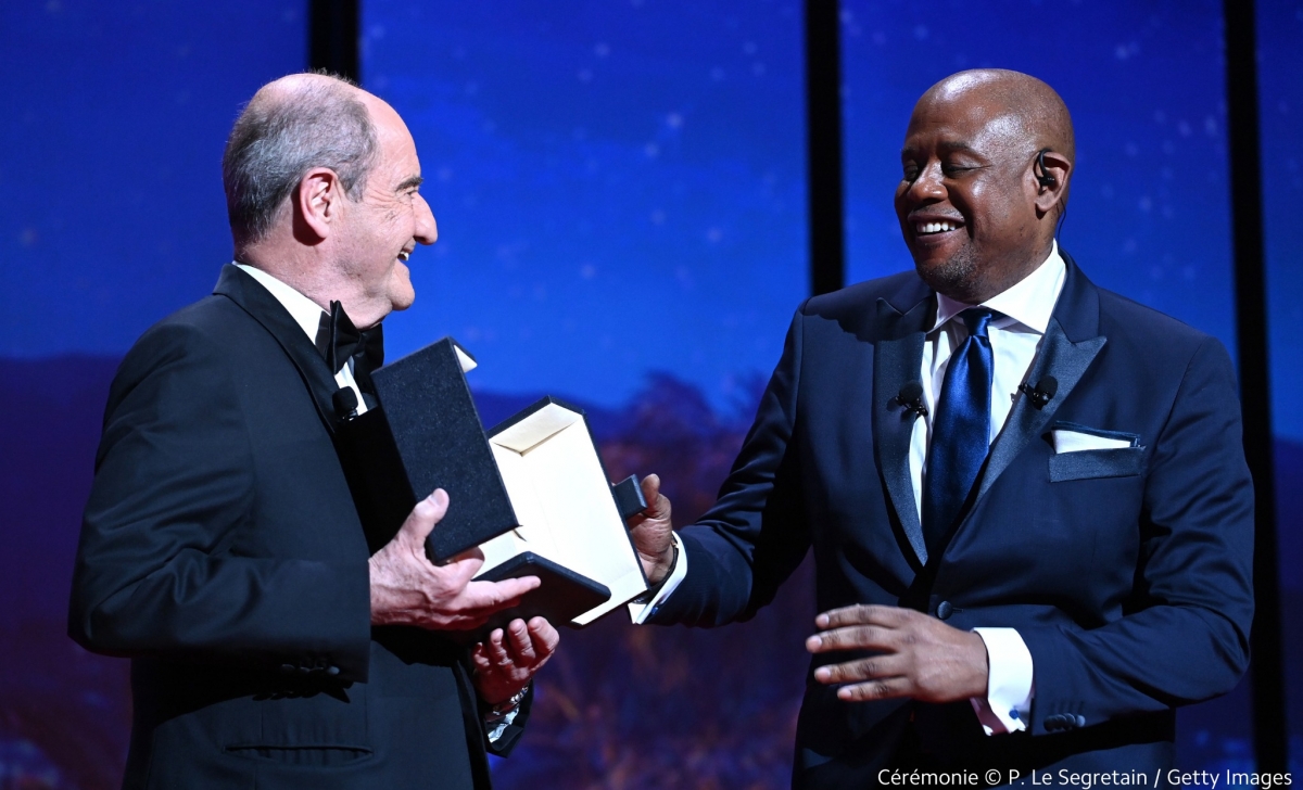 Nam diễn viên Forest Whitaker (bên phải) nhận giải thưởng Cành cọ vàng danh dự.