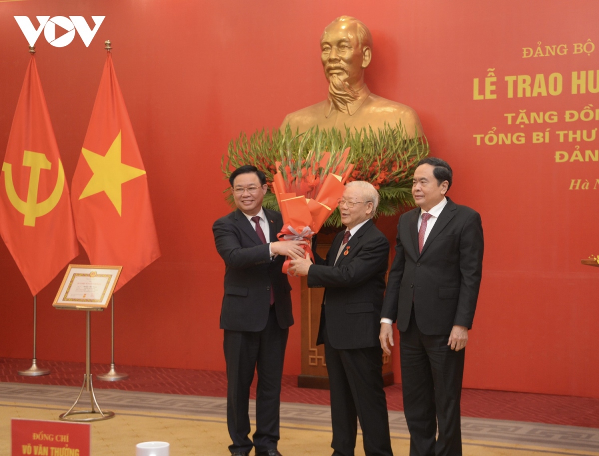 Chủ tịch Quốc hội Vương Đình Huệ tặng hoa chúc mừng Tổng Bí thư Nguyễn Phú Trọng.