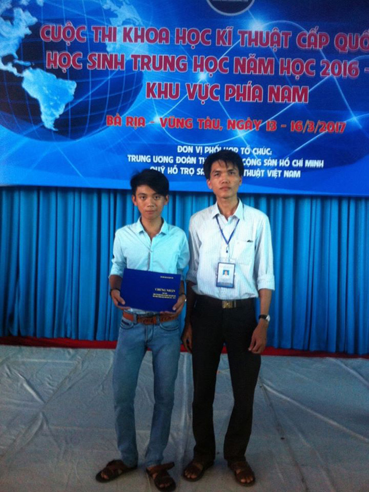 Thầy Nguyễn Minh Tài và một học sinh đoạt giải khuyến khích tại kỳ thi khoa học - kỹ thuật cấp quốc gia.