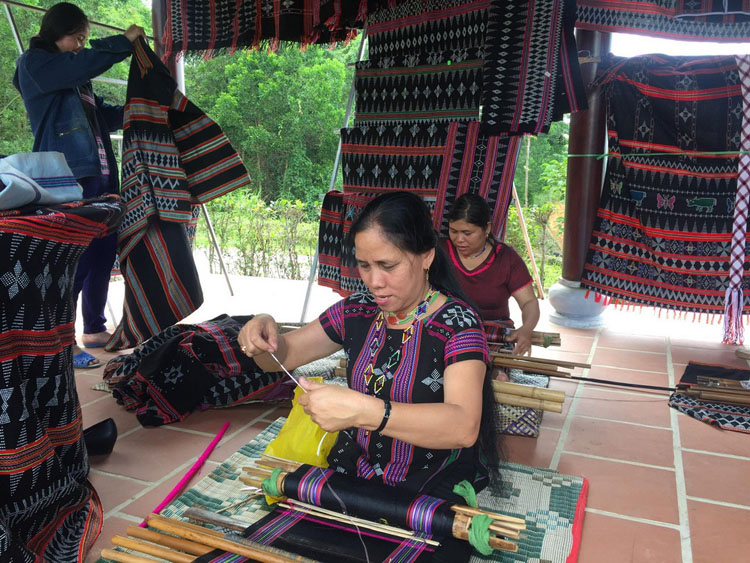 Phụ nữ Tà Ôi với nghề dệt thổ cẩm truyền thống.