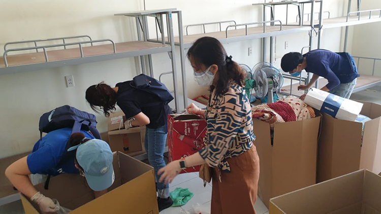 Các tình nguyện viên tham gia dọn dẹp tại khu B, Ký túc xá ĐHQG TP.HCM.