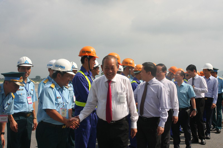 Phó Thủ tướng thường trực Chính phủ Trương Hoà Bình, Bộ trưởng Bộ GTVT Nguyễn Văn Thể bắt tay động viên, chúc mừng công nhân thi công dự án.