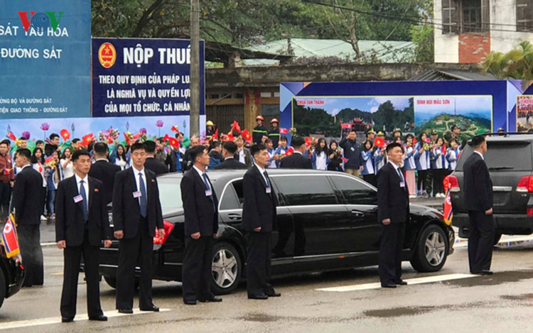 Đội cận vệ của ông Kim Jong-un quây kín quanh xe chở Chủ tịch Triều Tiên.